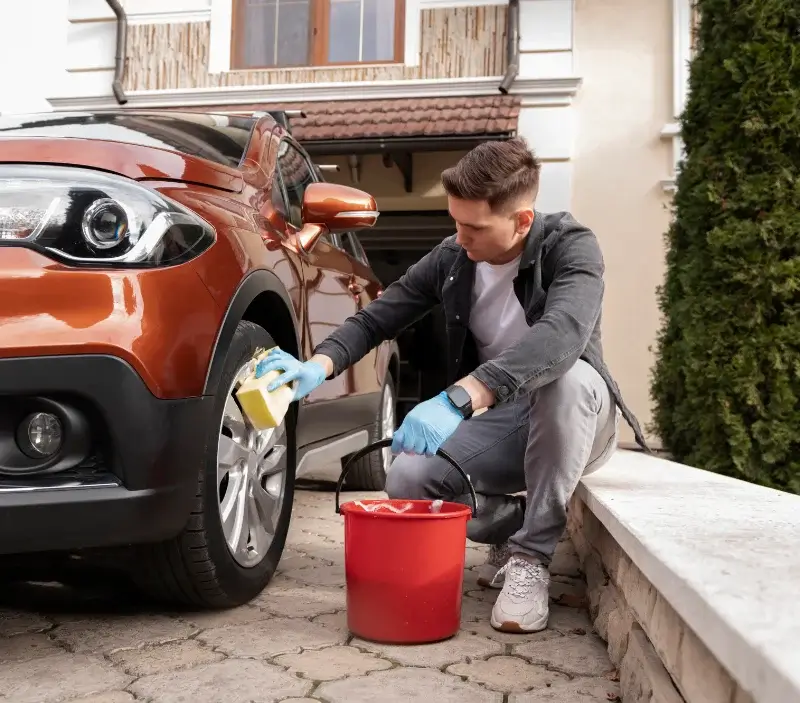 Lavage auto à domicile Oeyreluy : professionnel intervenant sur un véhicule
